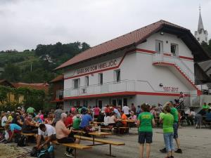 21. Malica in čas za krajši počitek pri gasilskem domu v Hmeljčiču.